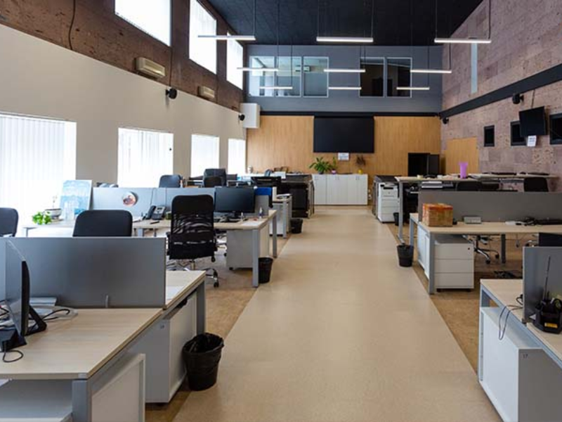 Văn phòng cho thuê có bàn ghế làm việc đầy đủ tiện nghi